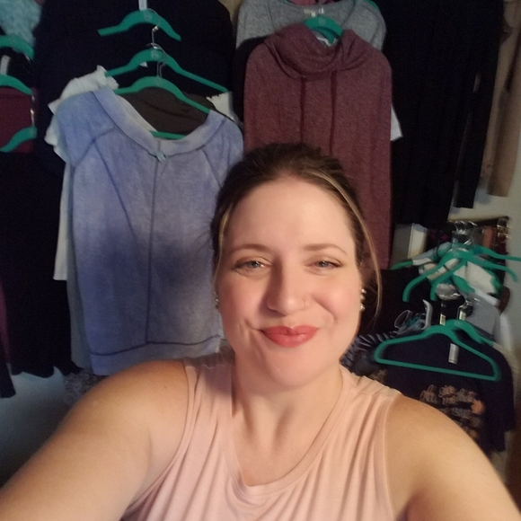 Meet your Posher, Jenn Please take a 👀 - Picture 9 of 9